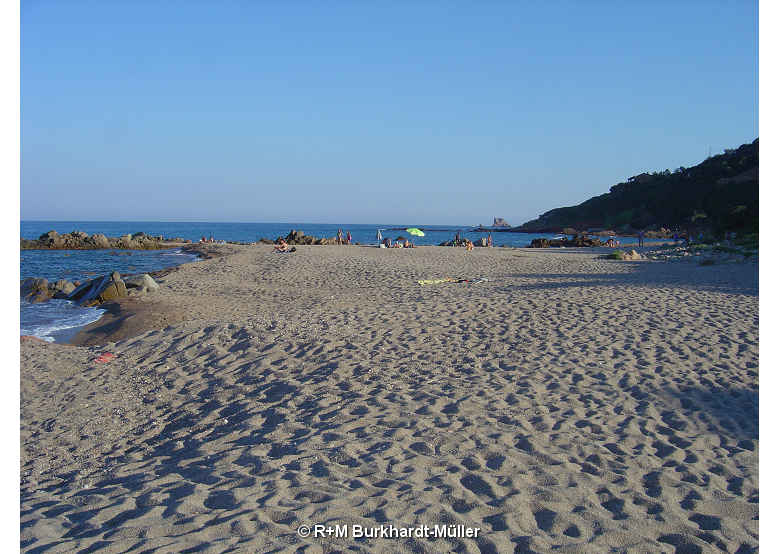 Vue vers le sud de la plage près du maison